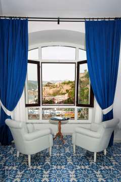 Salottino con vista della camera Incanto del bed and breakfast Surriento Suites a Sorrento