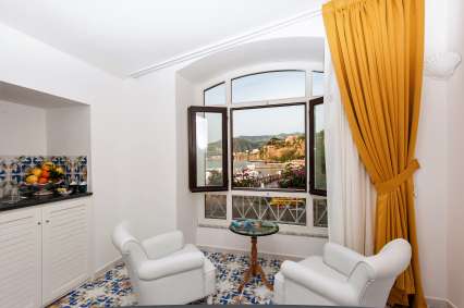 Salottino con vista della suite Sogno del bed and breakfast Surriento Suites a Sorrento