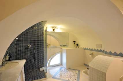 Splendore suite majolica restroom of the Surriento Suites bed and breakfast in Sorrento